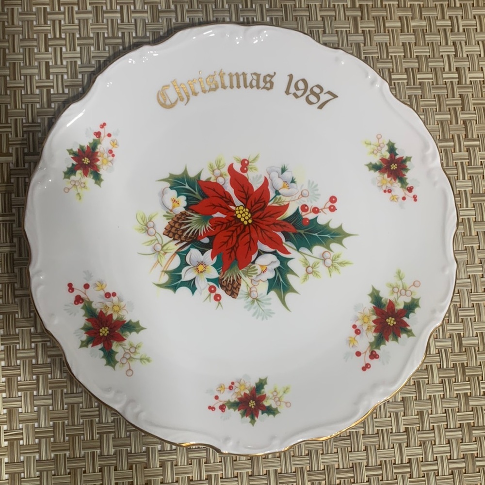 Royal Albert 1987 Christmas plate poinsettia